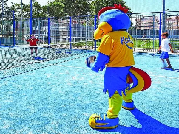 Mascot on the tennis court at Roan camping La Masia.