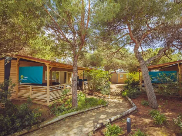 Mobile homes attractively located at Roan camping El Garrofer.