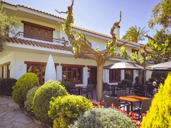 Terrace of the restaurant at Roan campsite Playa Montroig.