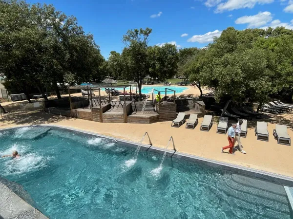 Overview swimming pool at Roan camping Domaine de Massereau.