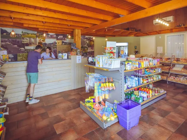 A customer is explained at the reception/shop at Roan camping 't Veld.