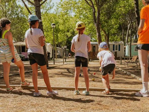 Playing pétanque at Roan camping Bella Terra.