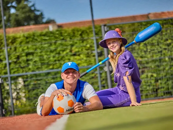 Timo and Zilva on the sports square, the mascots of Roan camping Terspegelt.