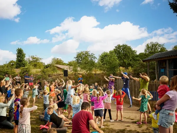 Children dancing at Roan camping Terspegelt.