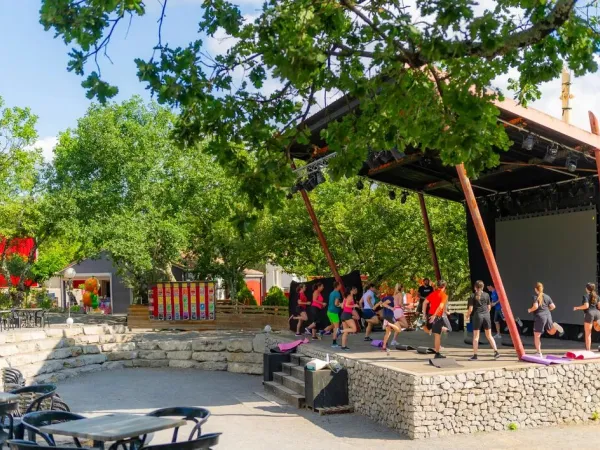 Stage with terrace at Roan camping Aluna Vacances.