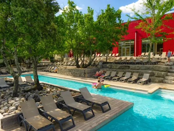 Swim in the outdoor pool at Roan camping Aluna Vacances.