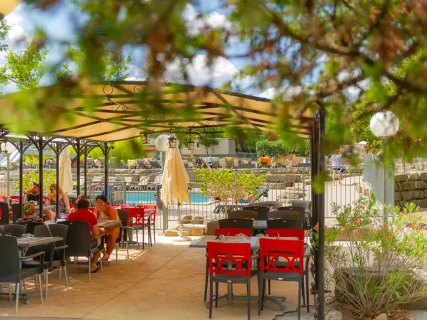 Sunny terrace at Roan camping Aluna Vacances.