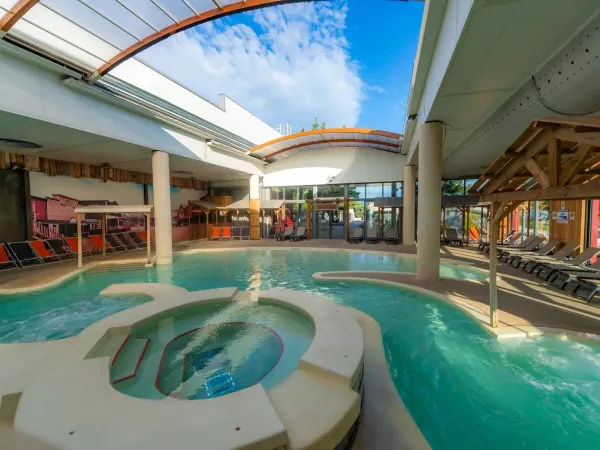 Indoor swimming pool at Roan camping Aluyna Vacances.