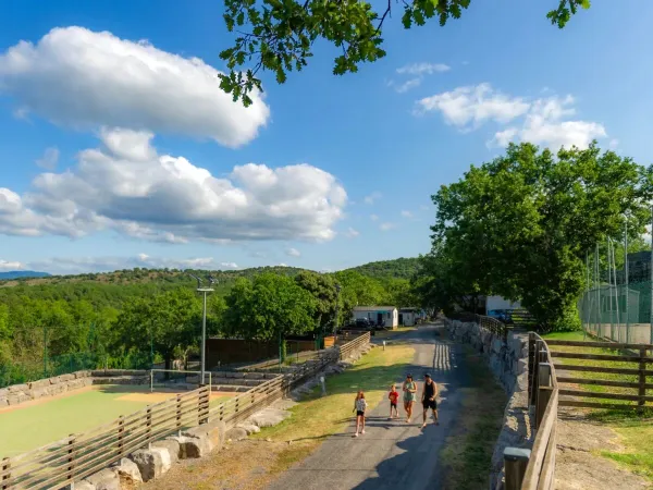 Overview of the sports fields at Roan camping Aluna Vacances.