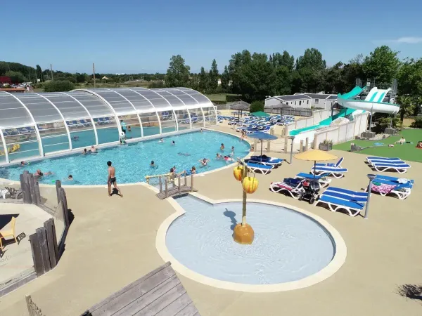 Overview swimming pool with paddling pool at Roan campsite Le Domaine de Beaulieu.