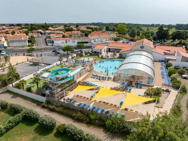 Overview swimming pool with paddling pool at Roan campsite Le Domaine de Beaulieu.