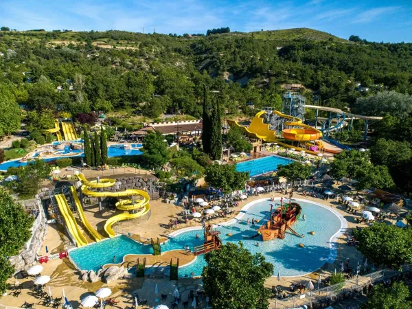 Overview of Roan camping Le Pommier's swimming area.
