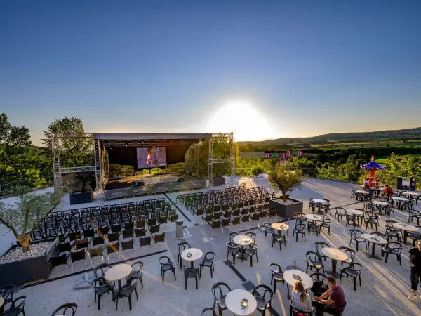 The large entertainment stage at Roan camping Le Pommier.