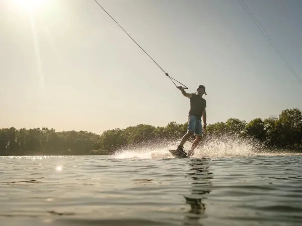 Water skiing on the lake at Roan camping De Schatberg.