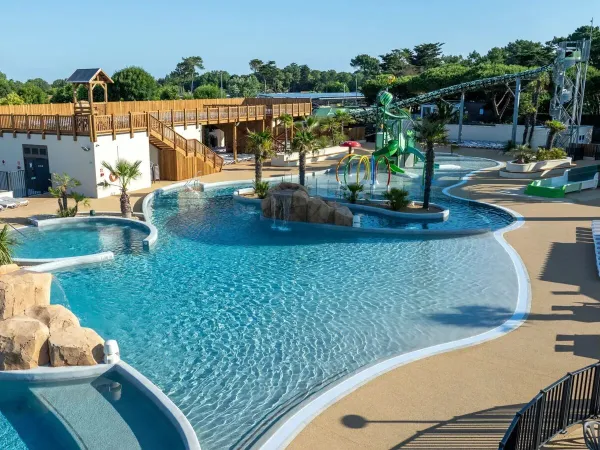The beautiful swimming pool with slides and paddling pool at Roan campsite Le Domaine du Clarys.