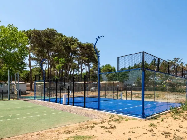 Padel court at Roan campsite Domaine de La Yole.