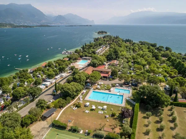 Overview of the swimming pool at Roan camping La Rocca Manerba.