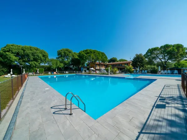 The swimming pool at Roan camping La Rocca Manerba.