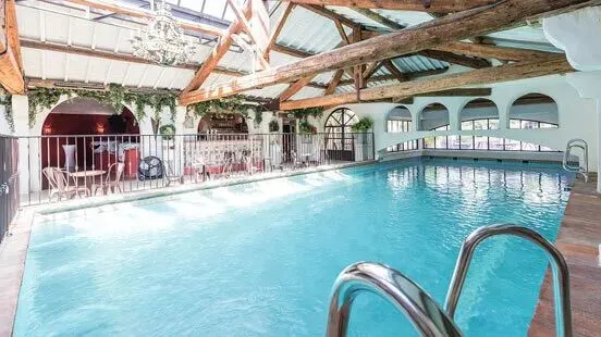The indoor pool at Roan camping Le Serignan Plage.