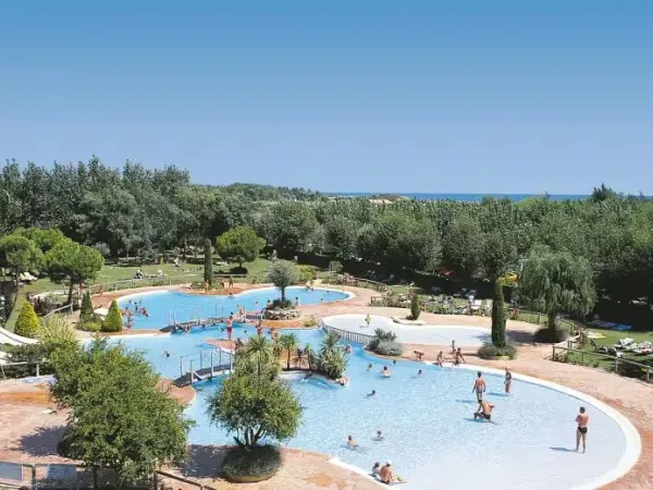 Overview swimming pool at Roan campsite Le Seringnan Plage.