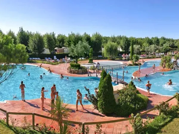 Overview of the swimming pool at Roan camping Le Serignan Plage.