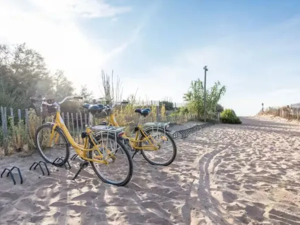Short beach access at Roan camping Le Serignan Plage.