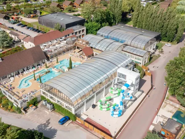 Overview of the indoor and outdoor pool at Roan campsite La Croix du Vieux Pont.