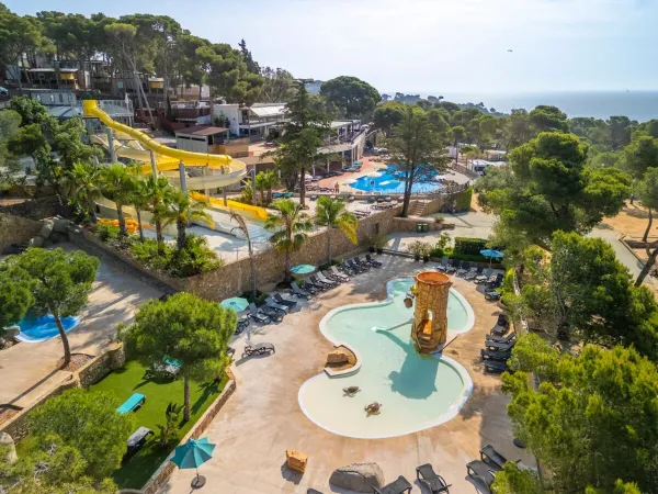 Overview of swimming pool complex Internacional de Calogne.