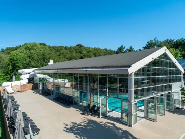 The indoor pool with fun waterslide at Roan campsite Le Ty Nadan.