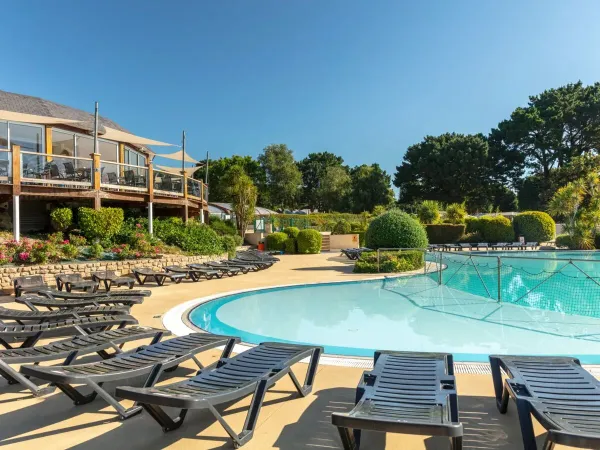 Sunbeds by the pool at Roan campsite La Grande Métairie.