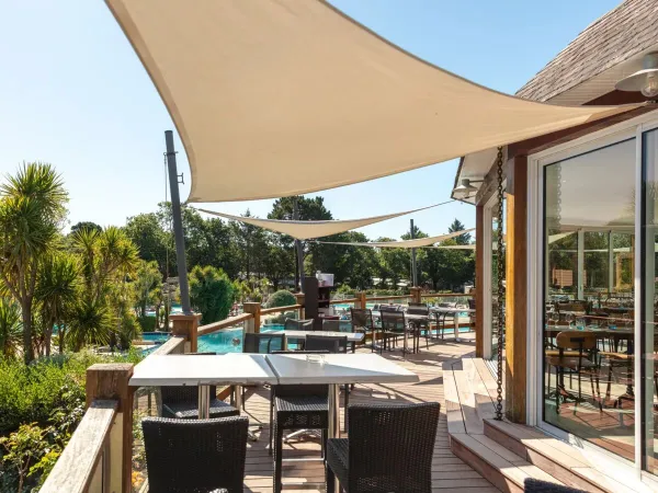 Attractive terrace overlooking the pool at Roan campsite La Grande Métairie.