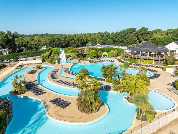The beautiful swimming pool at Roan campsite La Grande Métairie.