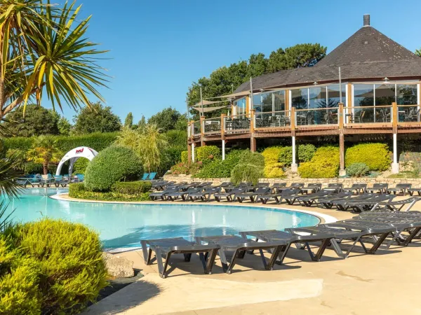 Swimming pool and restaurant at Roan camping Grande Métairie.