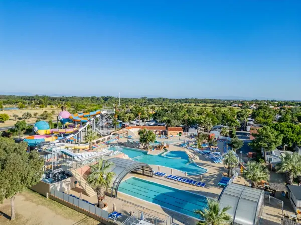 Overview of the aqua park at Roan camping Le Soleil de la Méditerranée.