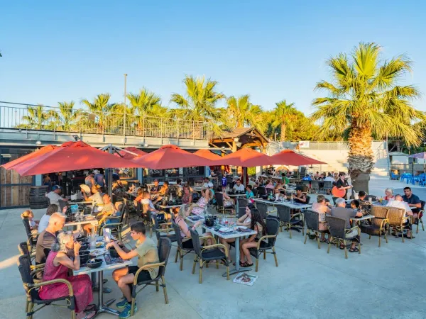 The terrace at the restauramt of Roan camping Le Soleil de la Méditerranée.