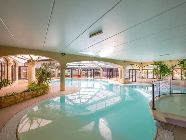 The indoor pool at Roan camping Saint Avit Loisirs.
