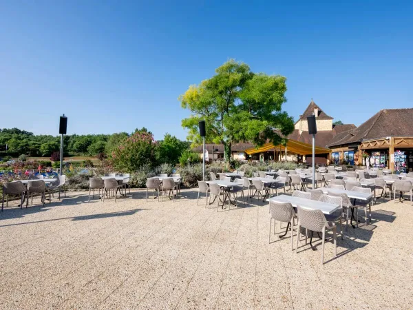 The terrace by the pool at Roan camping Saint Avit Loisirs.