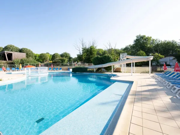 Part of the swimming pool at Roan campsite Avit Loisirs.
