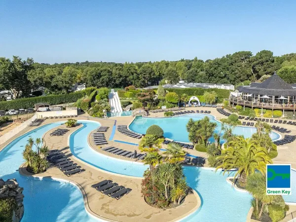 The beautiful swimming pool at Roan campsite La Grande Métairie.