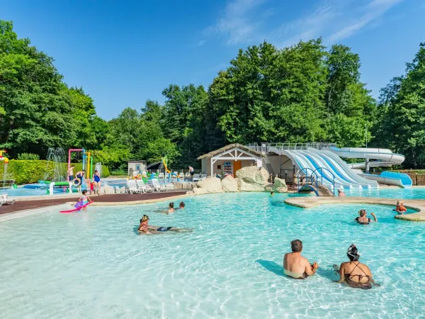 Overview pool of Roan camping de Bonnal.