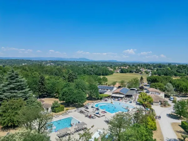 Overview pool of Roan camping La Grand Terre.