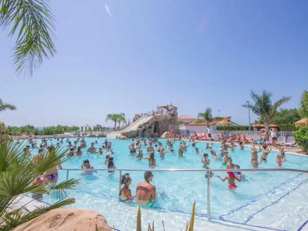 Overview of the swimming pool at Roan campsite Alannia Els Prats.