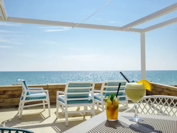 Terrace overlooking the sea at Roan campsite Alannia Els Prats.