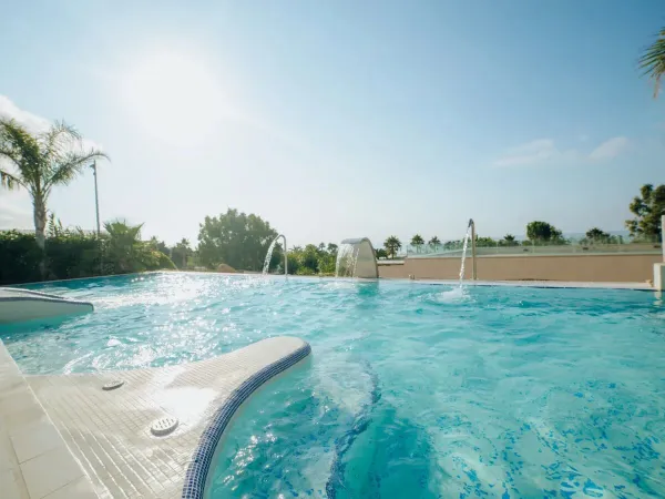 The swimming pool at Roan campsite Alannia Els Prats.