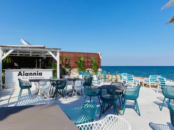 The beach bar with sea view at Roan campsite Alannia Els Prats.