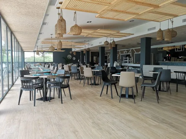 The indoor part of the restaurant at Roan campsite Alannia Els Prats.