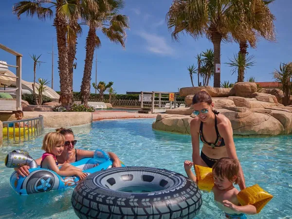 Mothers with young children in the pool at Roan campsite Le Petit Mousse.