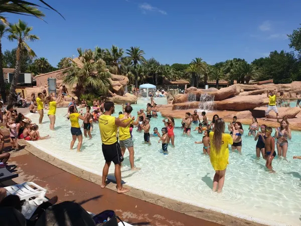 Animation team animates guests in the pool at Roan campsite Les Sables d'Or.