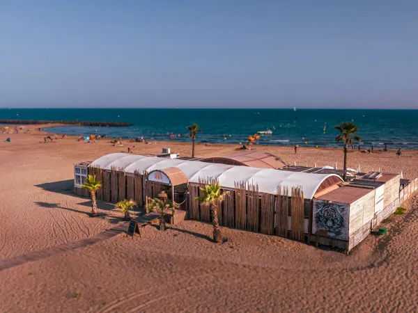 Overview of the beach and sea at Roan camping Les Sables d'Or.