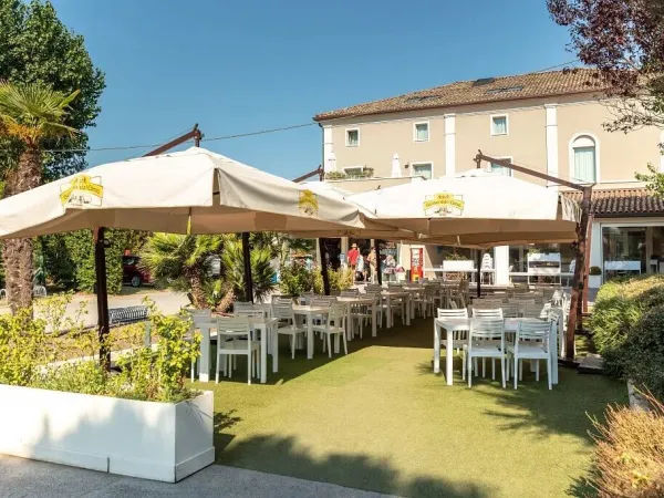 The outdoor terrace of the restaurant at Vigna sul Mar campsite.